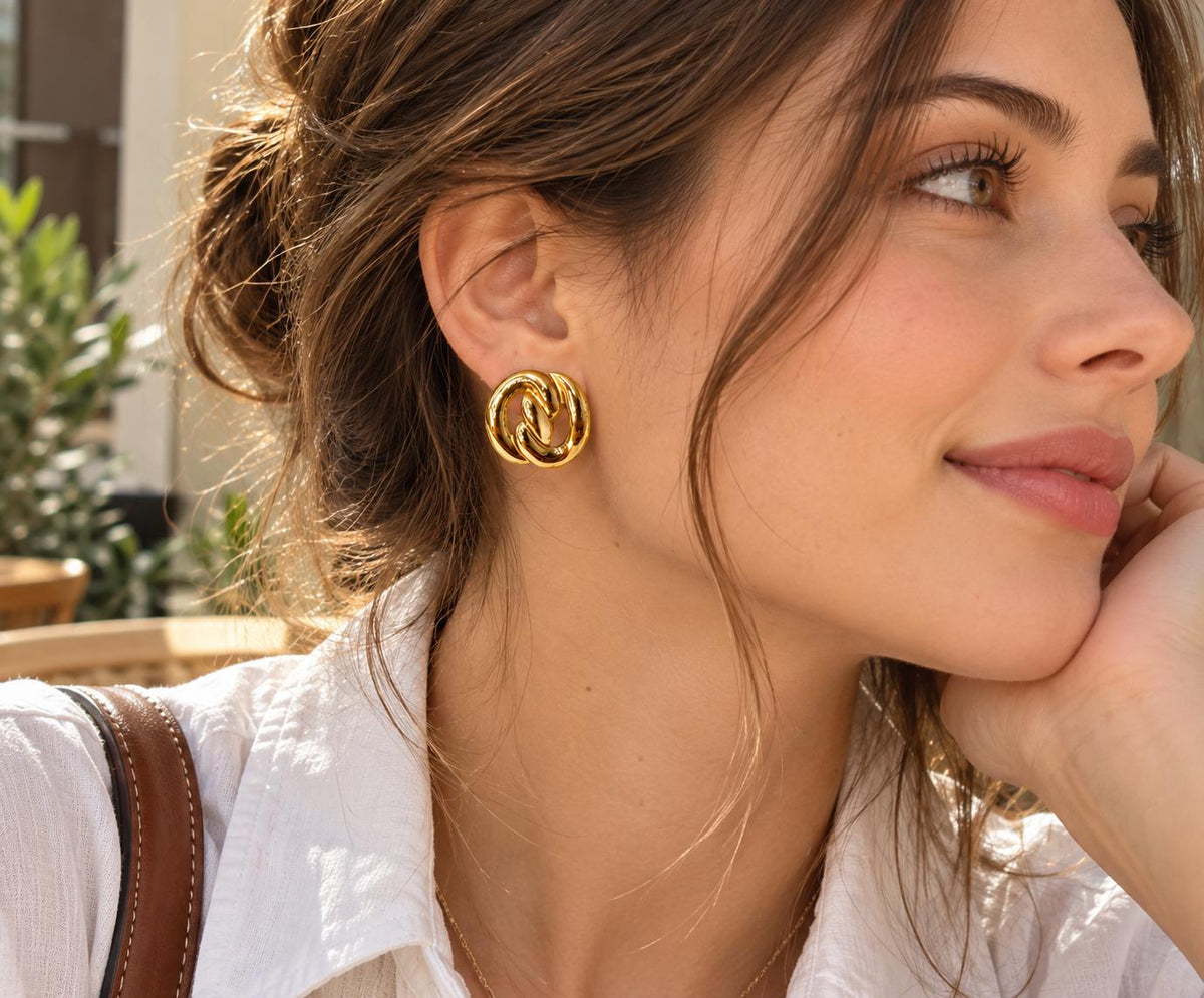 Aretes dorados de eslabones entrelazados para mujer, estilo moderno y elegante
