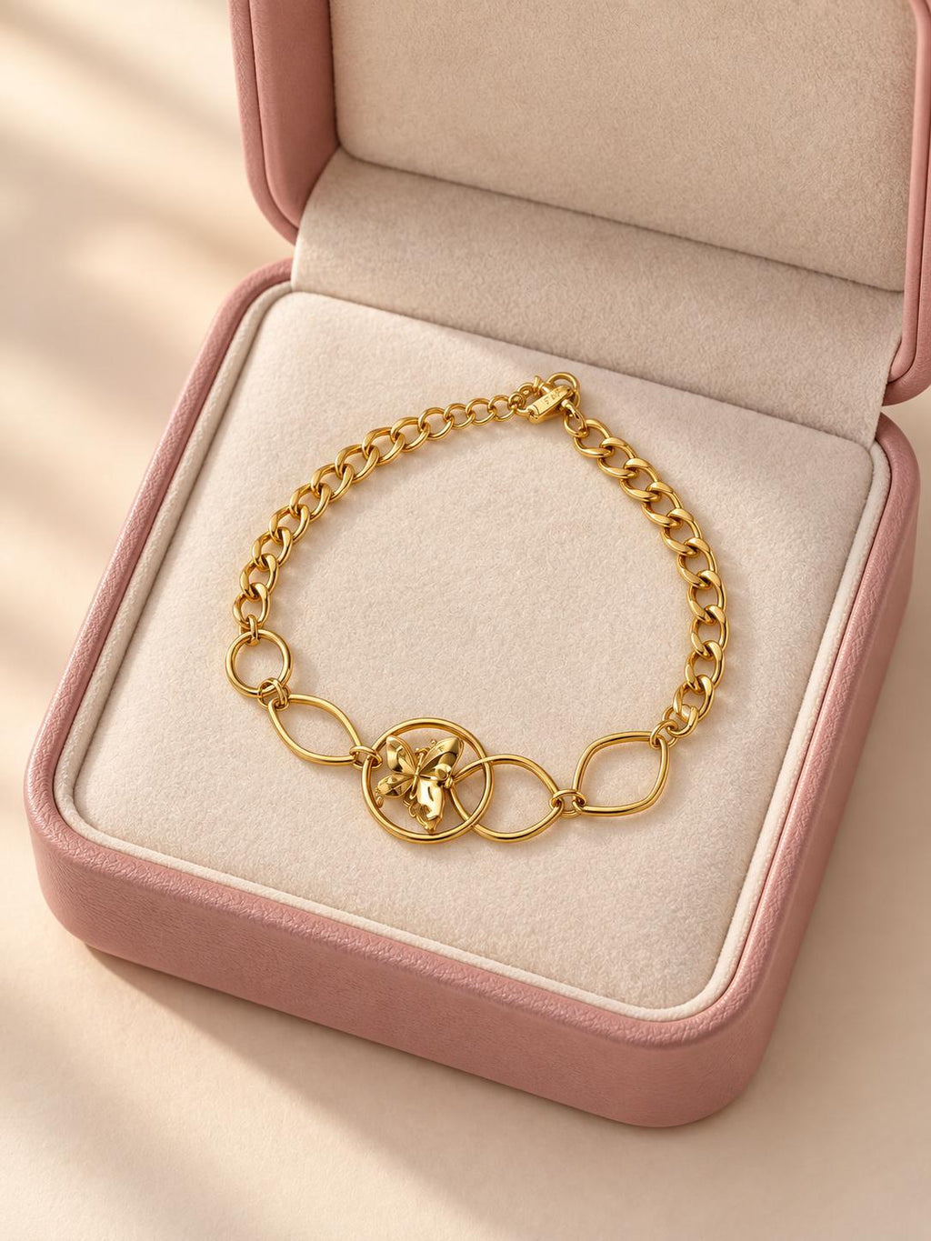 Pulsera Dorada con Dije de Mariposa y Diseño Geométrico — Elegante y Moderna para Mujer