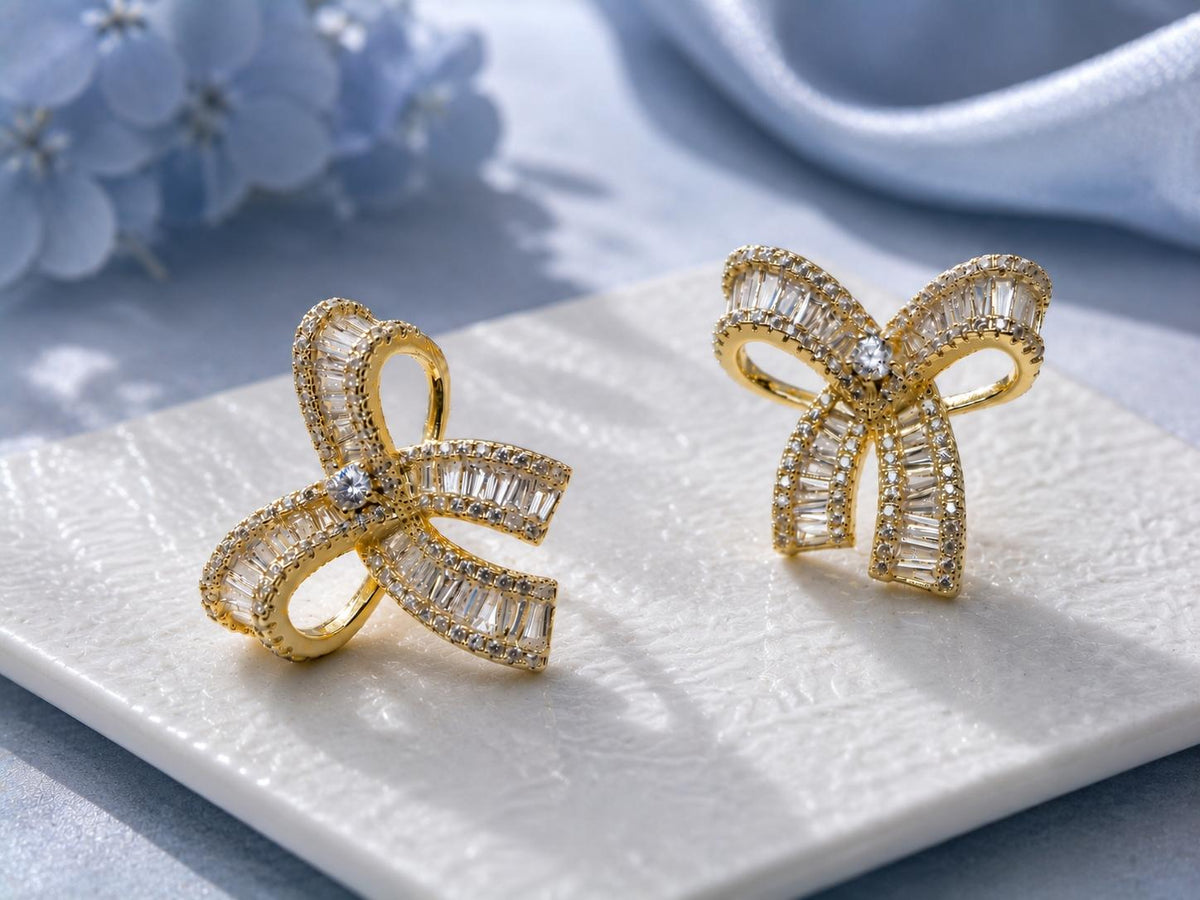 Aretes de Tuerca Dorados con Moño y Piedras Brillantes, Aretes Elegantes para Mujer SUY