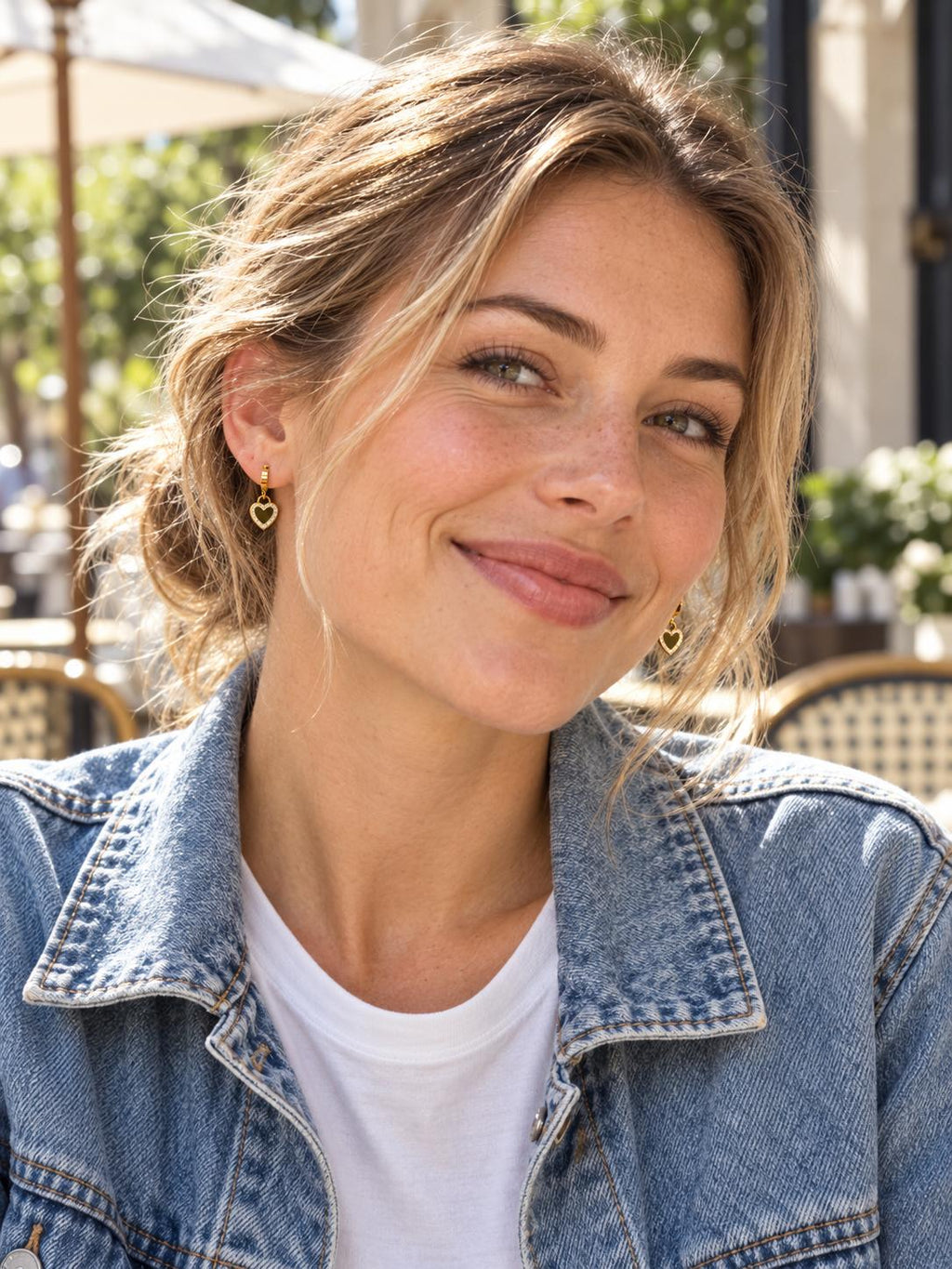 Aretes de Argolla con Corazón Colgante y Cristales en Tono Dorado para Mujer