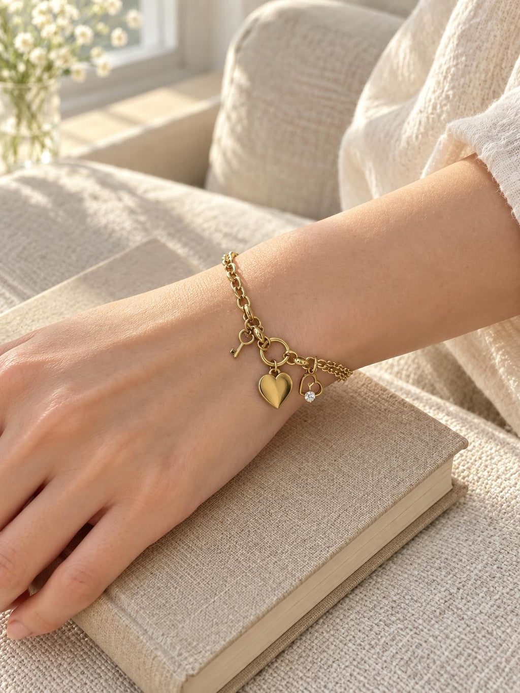 Pulsera Dorada con Dije de Corazón y Llave — Joyería Elegante y Romántica para Mujer