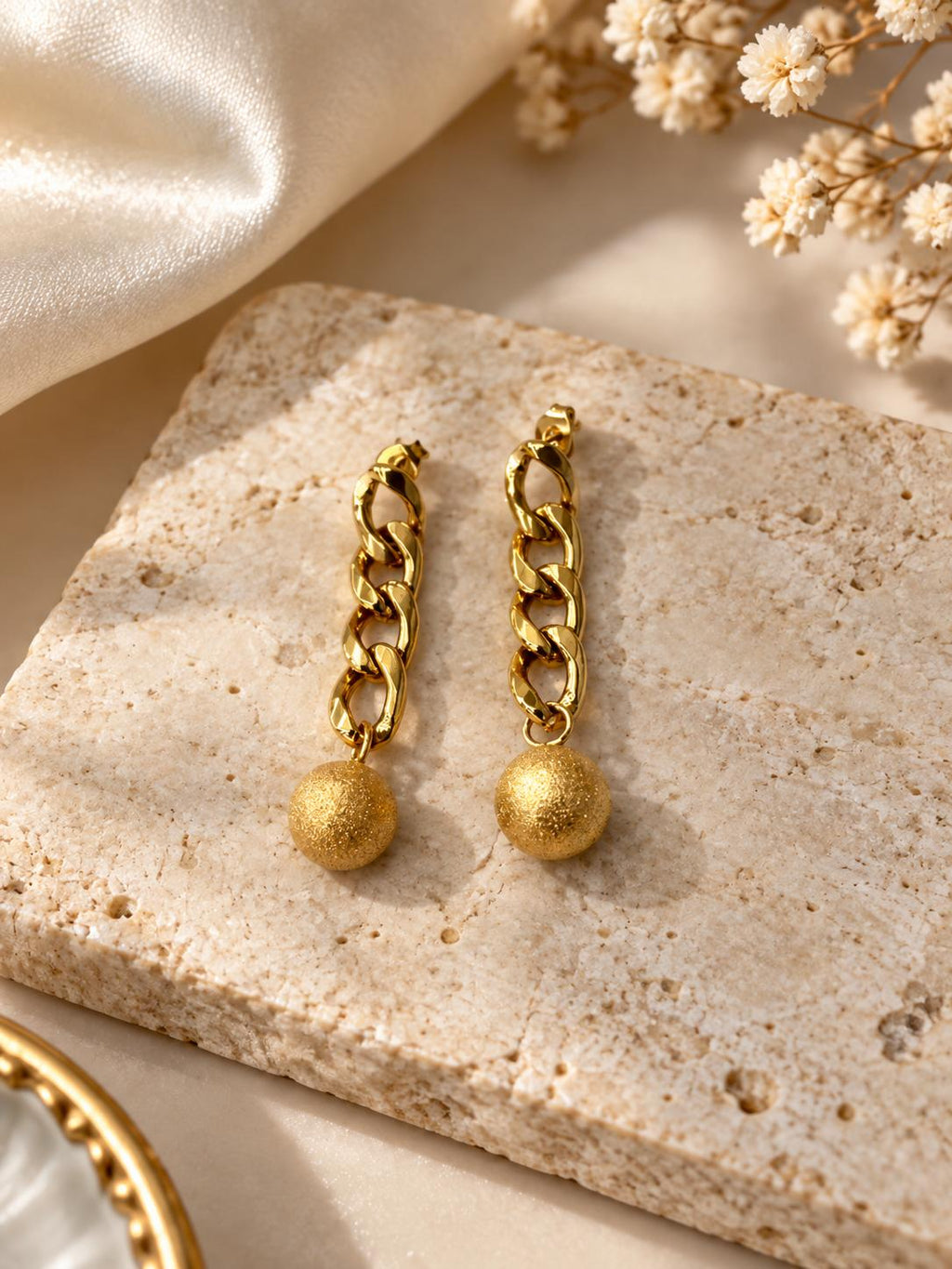 Aretes largos dorados de eslabones con esfera texturizada para mujer | SUY