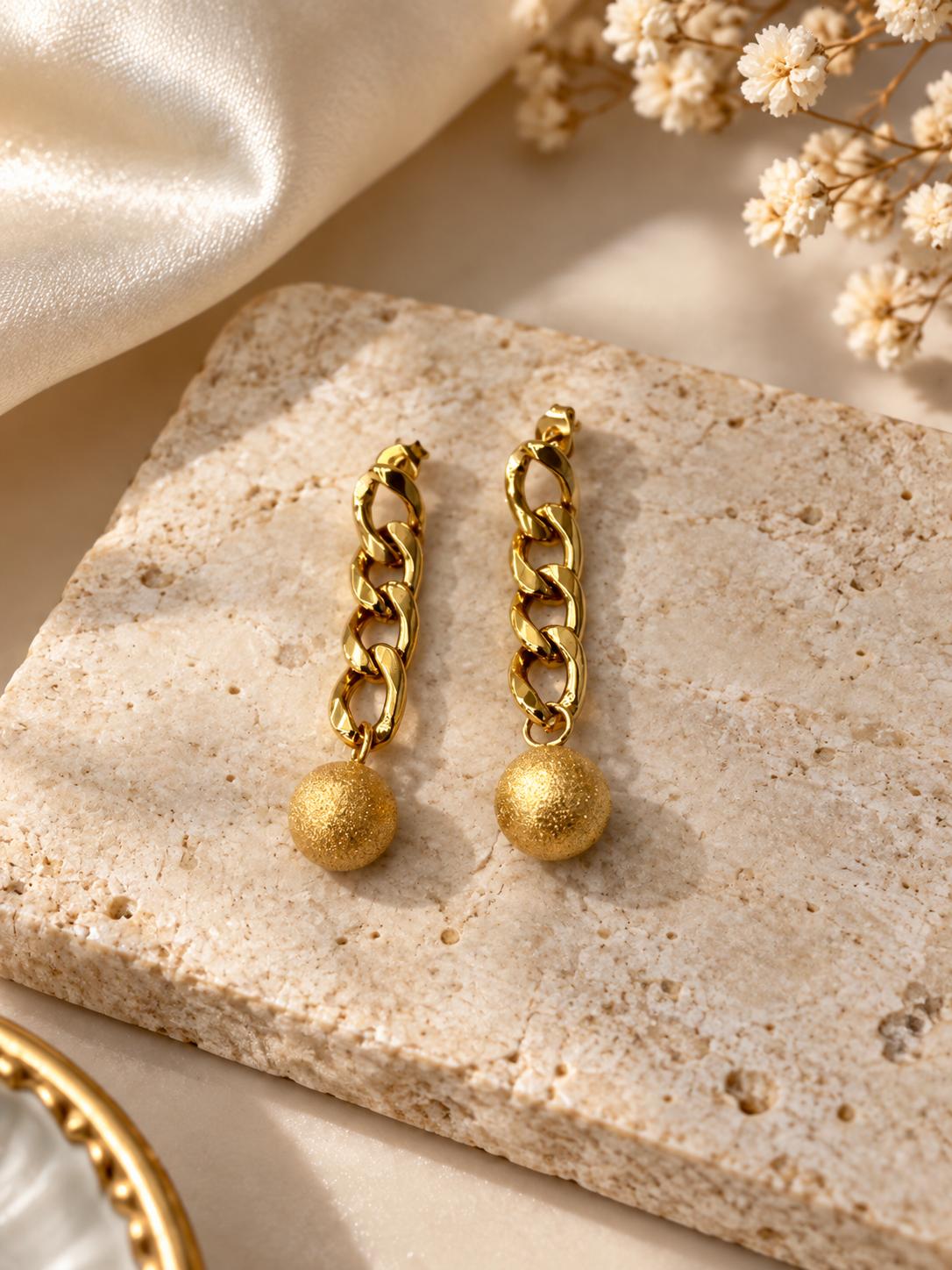 Aretes largos dorados de eslabones con esfera texturizada para mujer | SUY