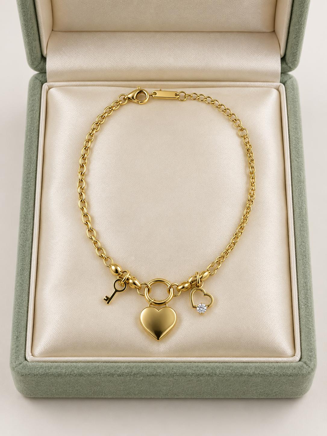 Pulsera Dorada con Dije de Corazón y Llave — Joyería Elegante y Romántica para Mujer