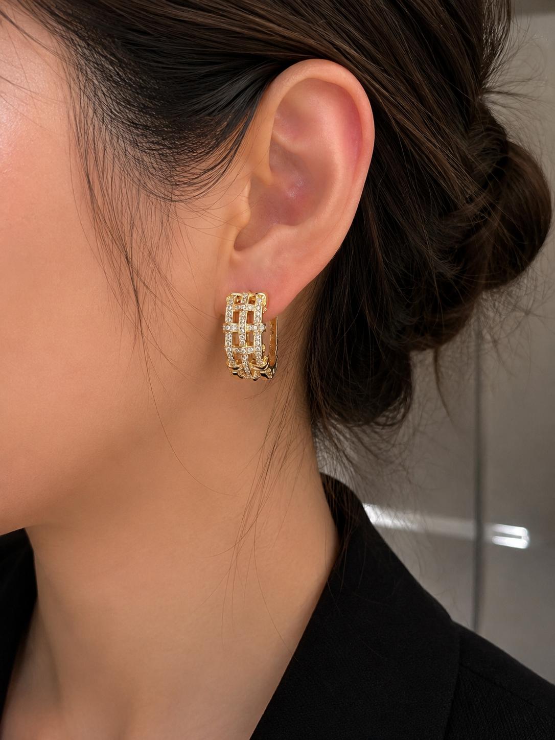 Aretes aro en forma de C con diseño trenzado y circonitas brillantes, joyería elegante SUY para mujer