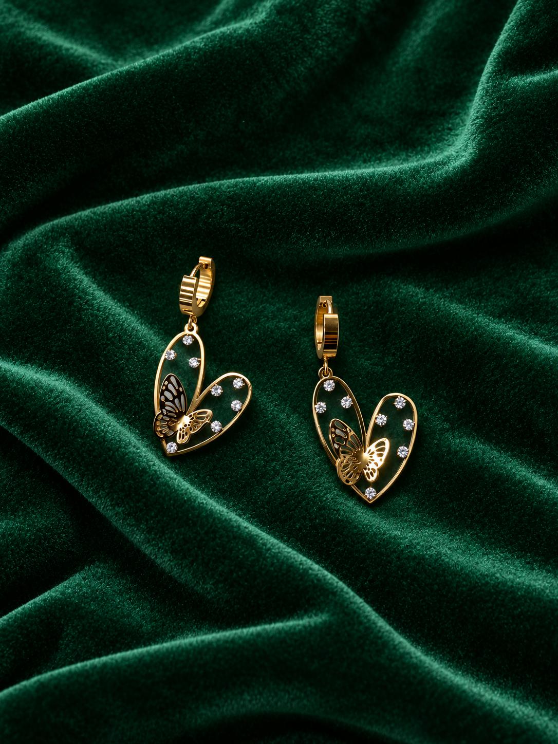 Aretes dorados colgantes de corazón con mariposa y detalles brillantes para mujer – 1 par
