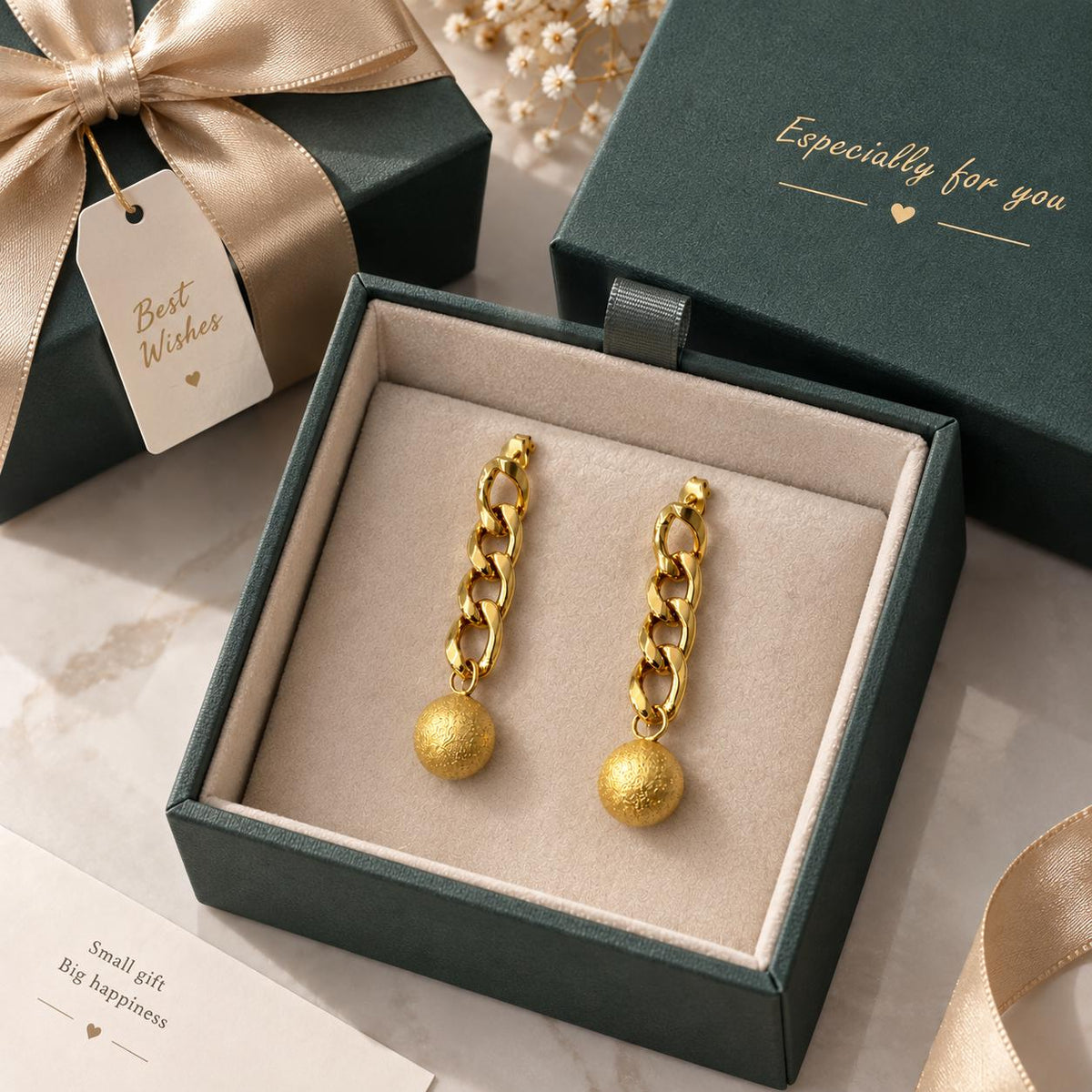 Aretes largos dorados de eslabones con esfera texturizada para mujer | SUY