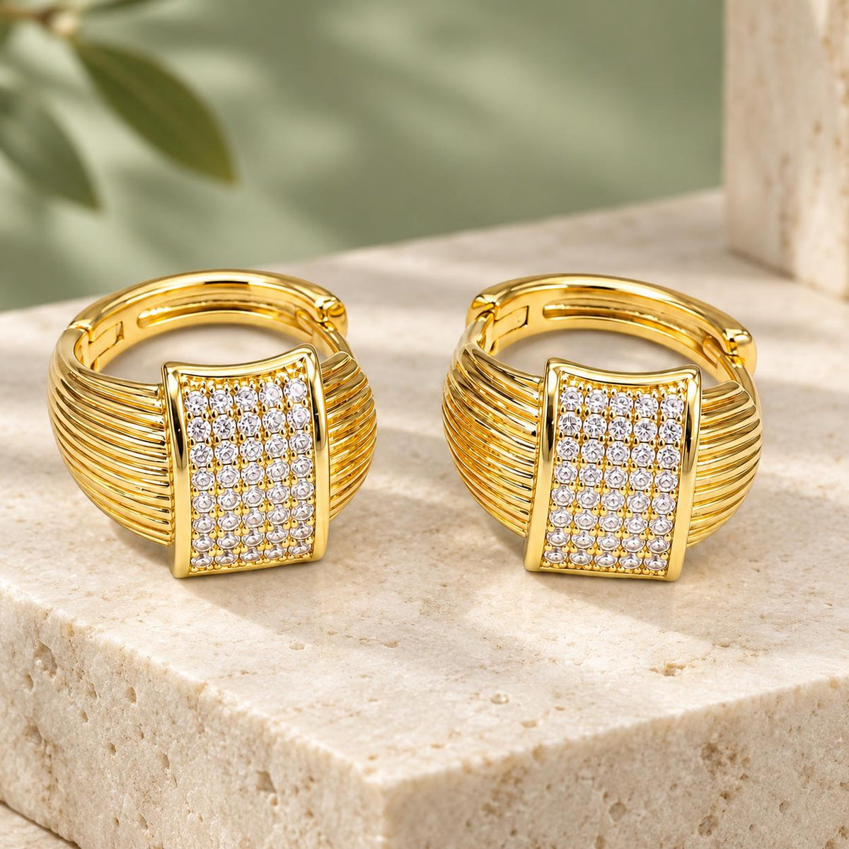 Aretes Dorados Tipo Huggie con Zirconias Brillantes, Diseño Rectangular Elegante para Mujer