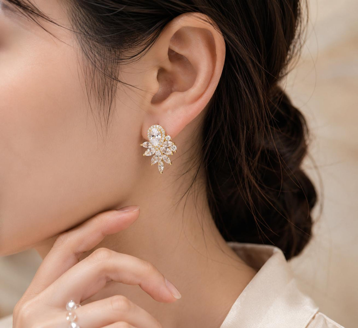 Aretes florales con circonitas brillantes, diseño vintage elegante, joyería fina SUY para mujer