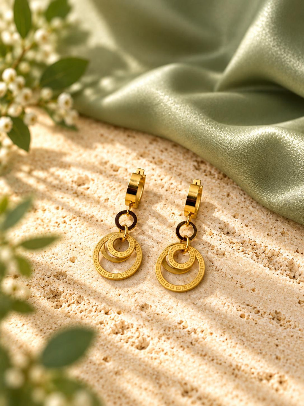 Aretes largos dorados con círculos entrelazados y detalles geométricos para mujer