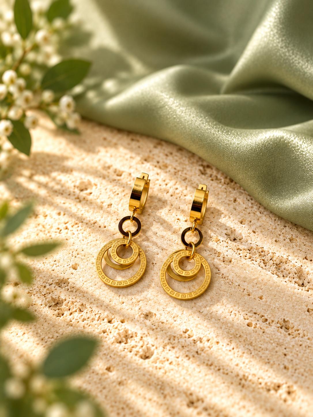 Aretes largos dorados con círculos entrelazados y detalles geométricos para mujer
