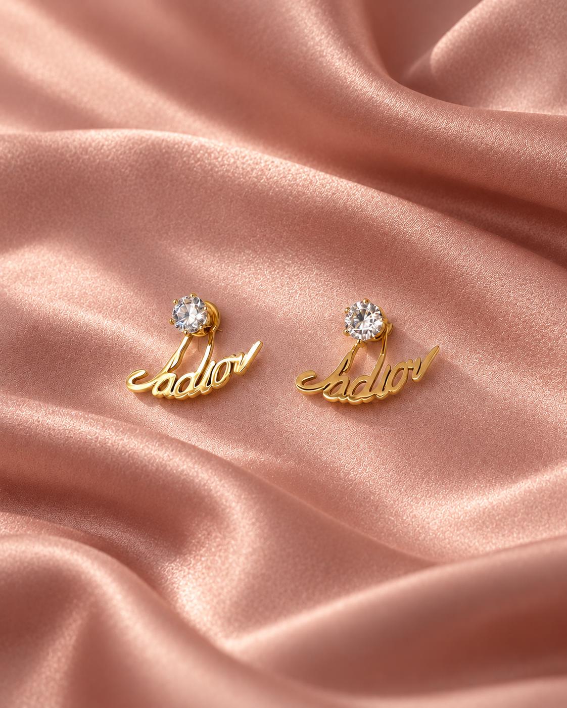 Aretes dorados con diseño de letras y piedra brillante redonda para mujer – 1 par