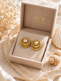 Aretes dorados estilo concha con detalle tipo perla, diseño elegante para mujer