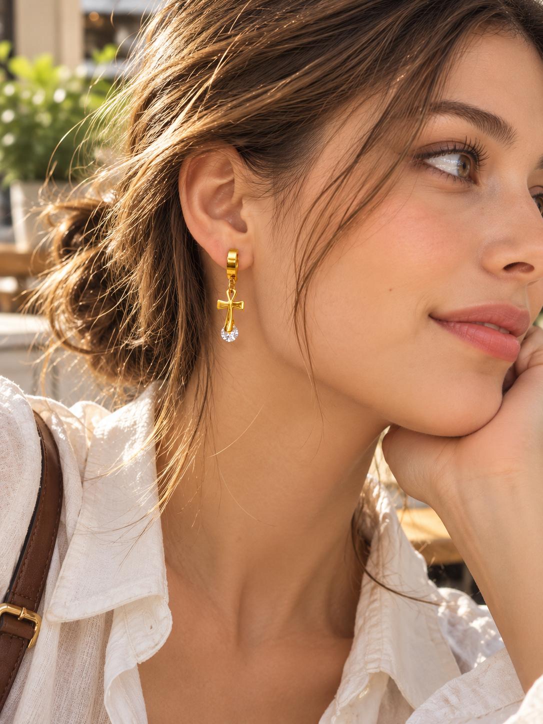Aretes de aro dorados con cruz colgante y detalle brillante para mujer — 1 par
