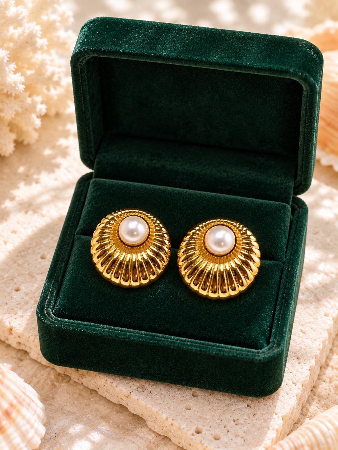Aretes dorados estilo concha con detalle tipo perla, diseño elegante para mujer