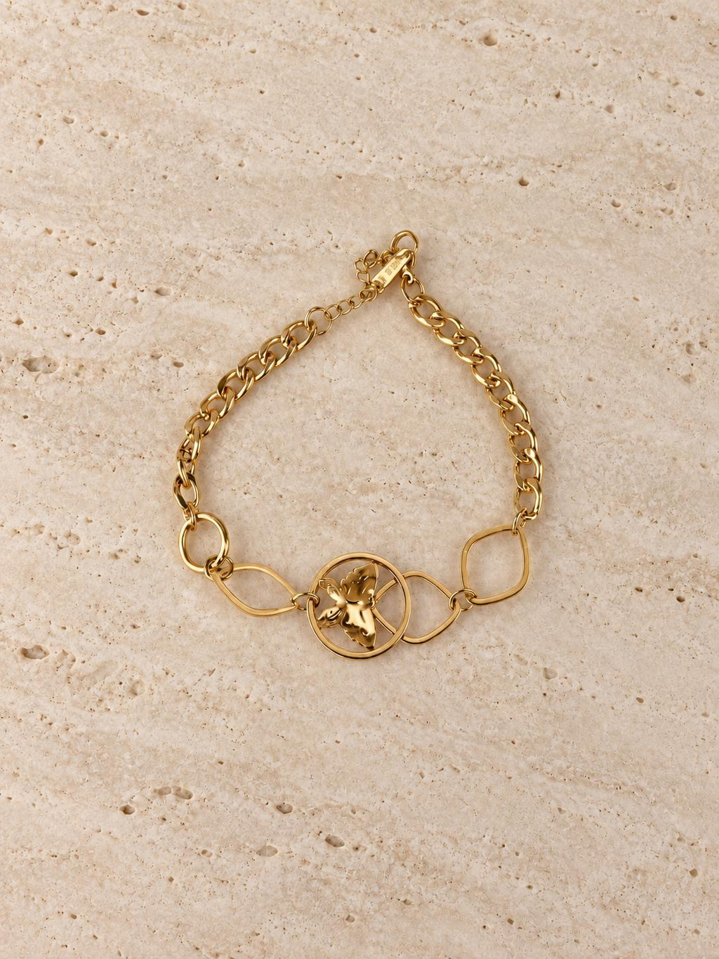 Pulsera Dorada con Dije de Mariposa y Diseño Geométrico — Elegante y Moderna para Mujer