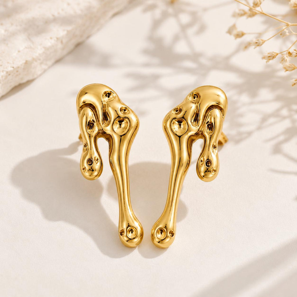 Aretes largos dorados de diseño abstracto con efecto metal líquido para mujer