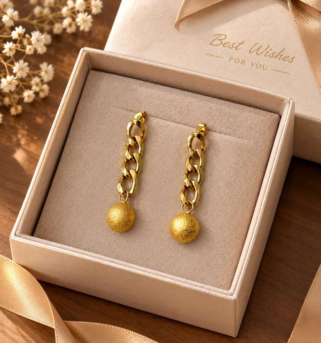 Aretes largos dorados de eslabones con esfera texturizada para mujer | SUY