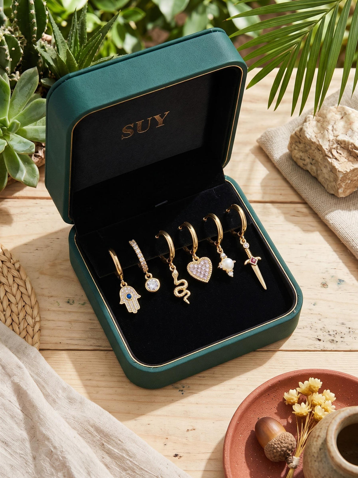 Set 6 Aretes Dorados — Mano de Fátima, Serpiente, Corazón, Espada y Perla | Joyería Boho Mujer