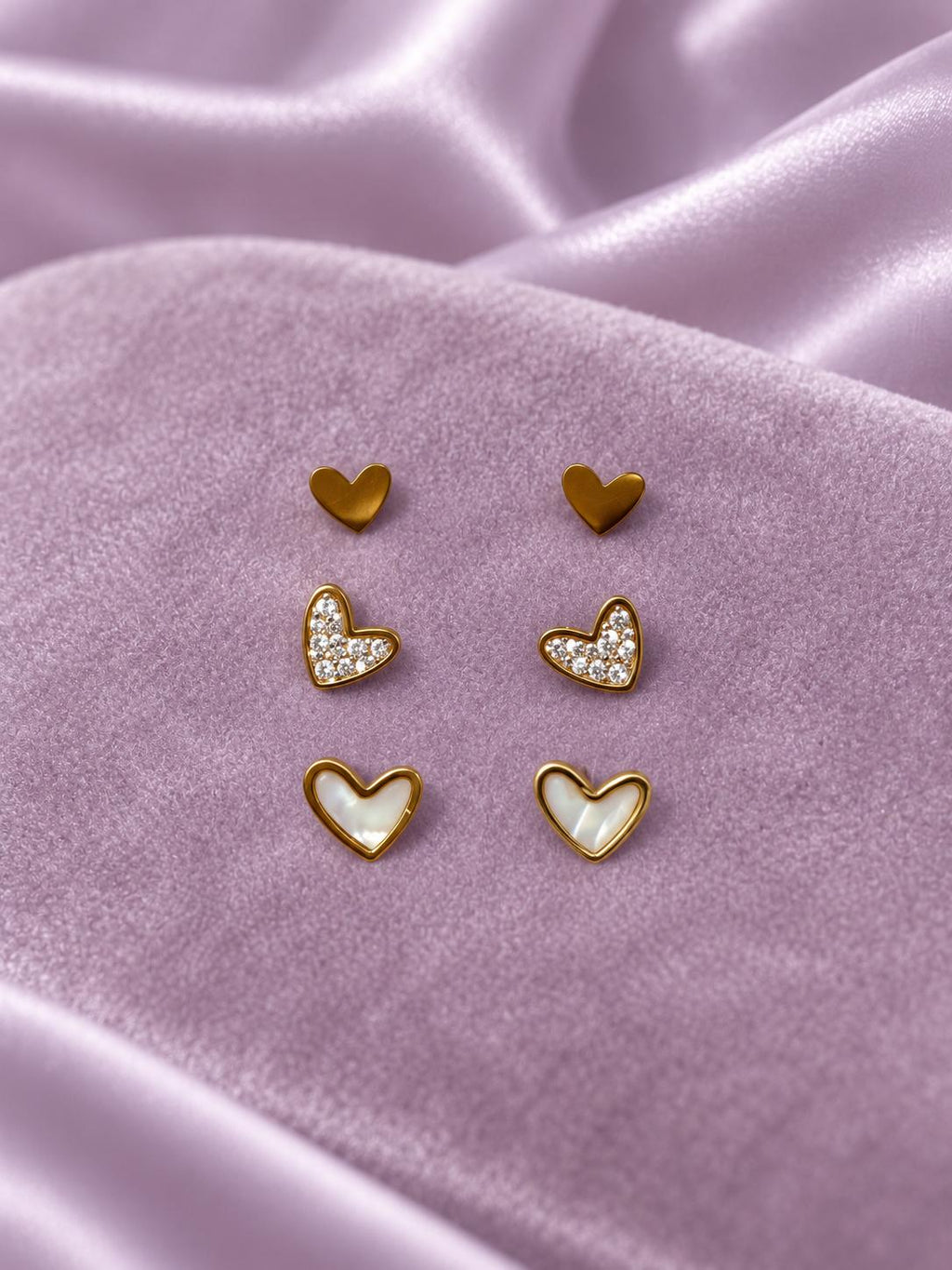 Set de 3 pares de aretes de corazón dorados para mujer, diseños lisos, brillantes y con efecto nacarado