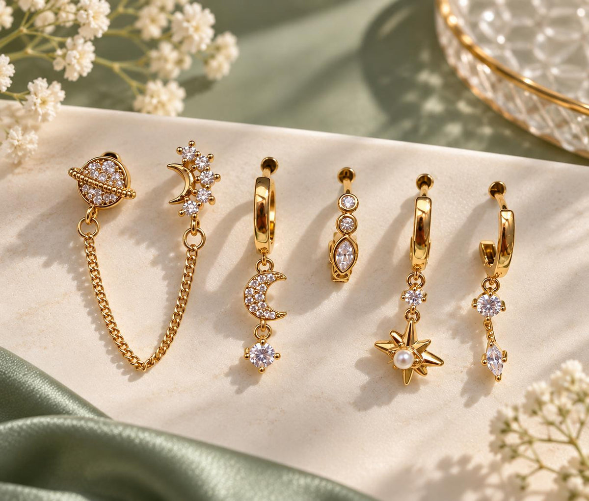 Aretes Dorados con Cristales y Diseños de Luna, Estrellas y Planetas | Estilo Celestial Elegante para Mujer