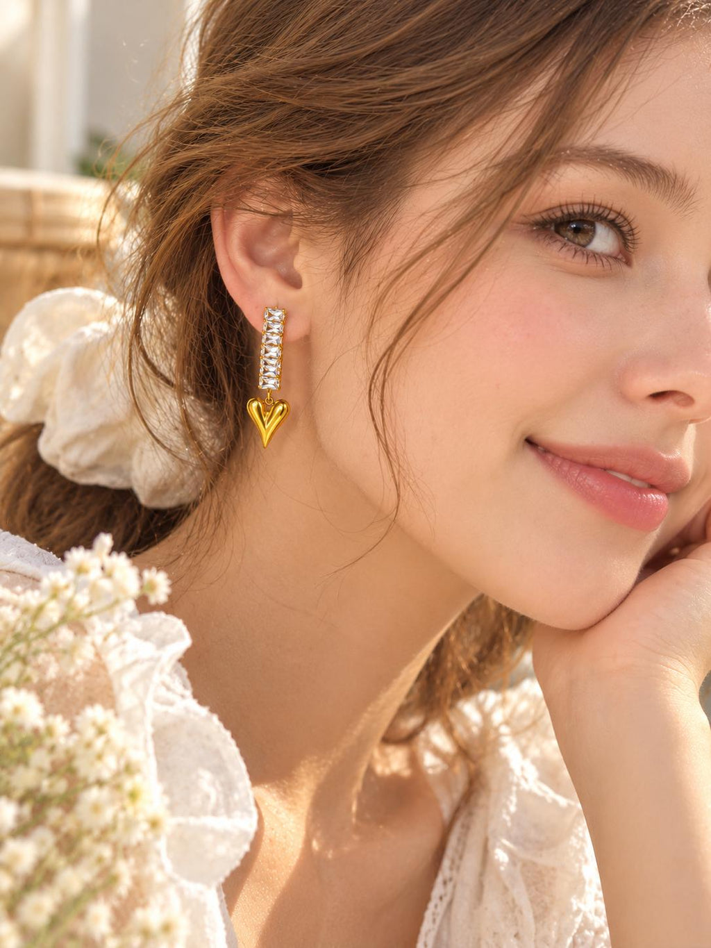 Aretes largos con piedras rectangulares y corazón colgante en tono dorado