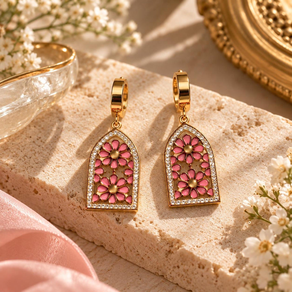 Aretes colgantes de mujer con flores rosas y detalles brillantes, acabado dorado – 1 par