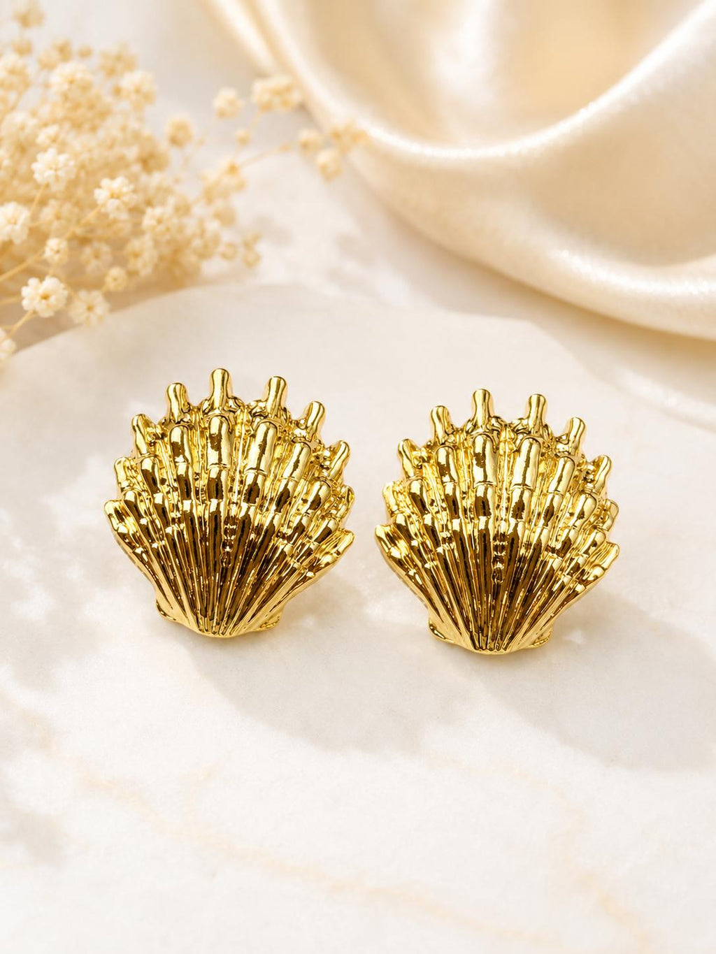 Aretes dorados en forma de concha marina con textura en relieve para mujer
