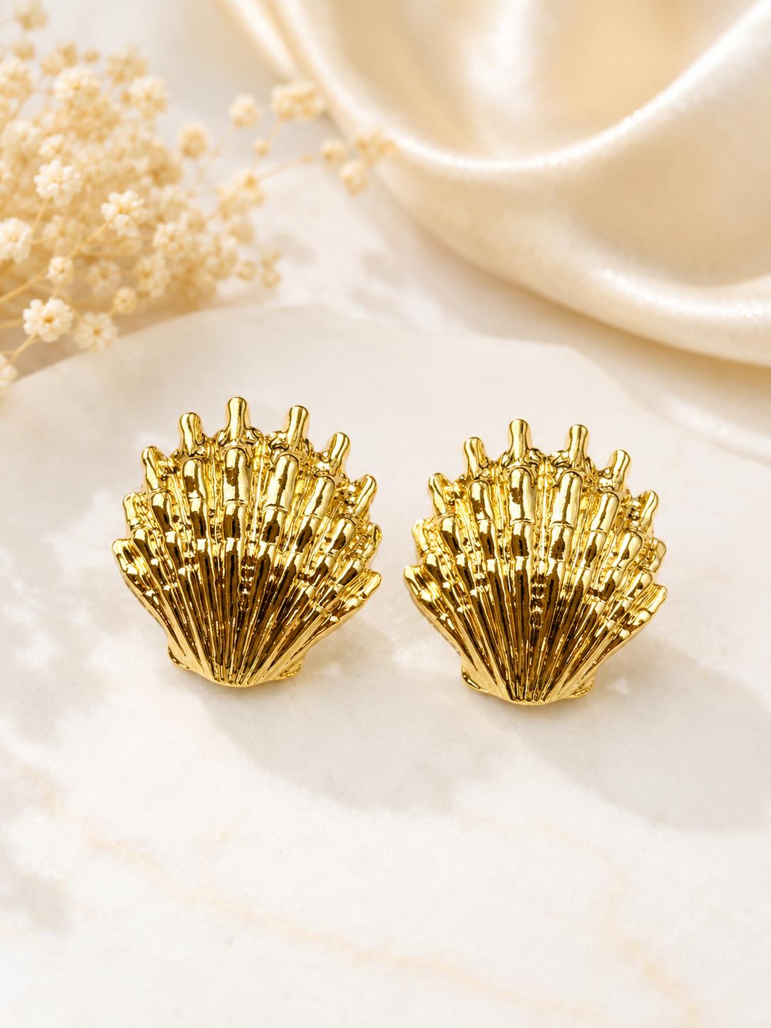 Aretes dorados en forma de concha marina con textura en relieve para mujer