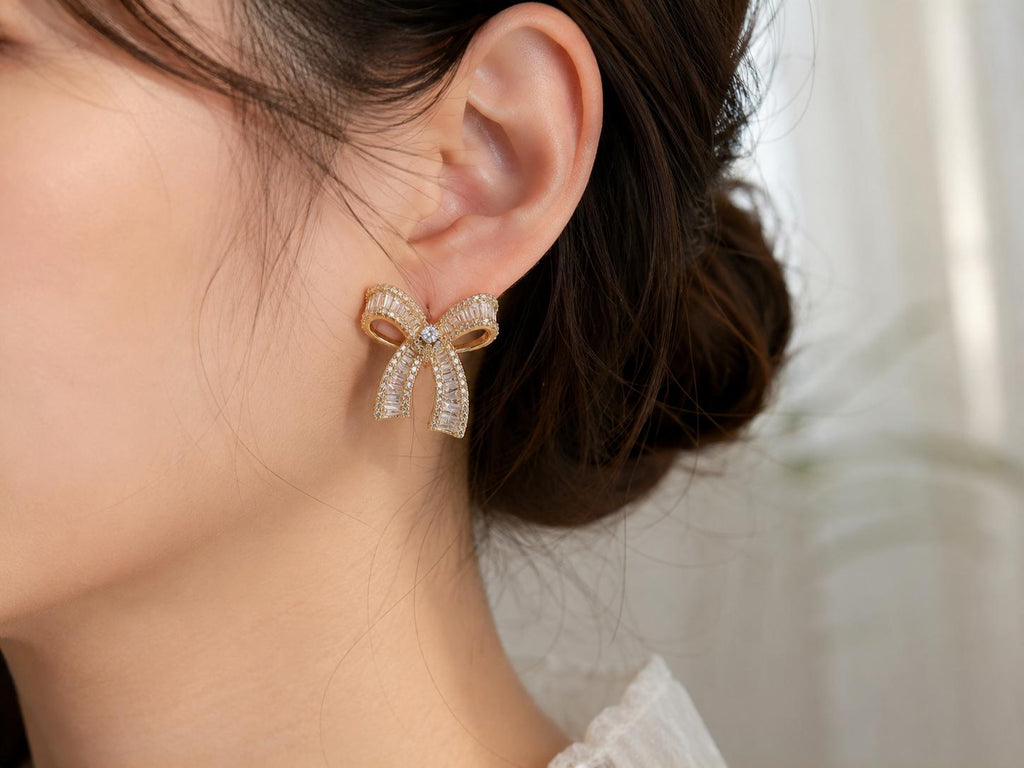 Aretes de Tuerca Dorados con Moño y Piedras Brillantes, Aretes Elegantes para Mujer SUY