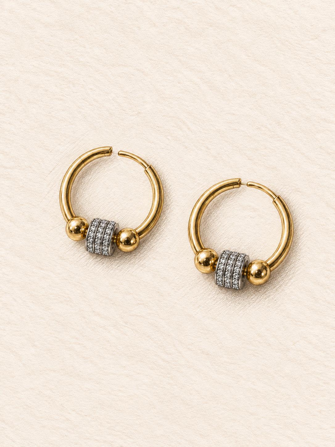 Arracadas doradas con esferas y detalle central brillante para mujer