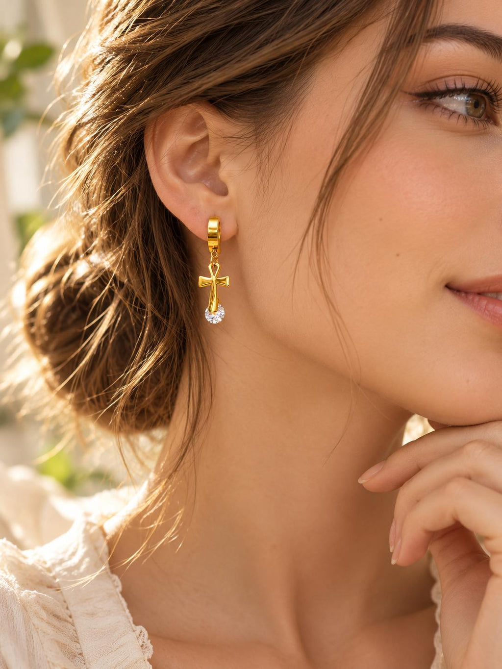 Aretes de aro dorados con cruz colgante y detalle brillante para mujer — 1 par