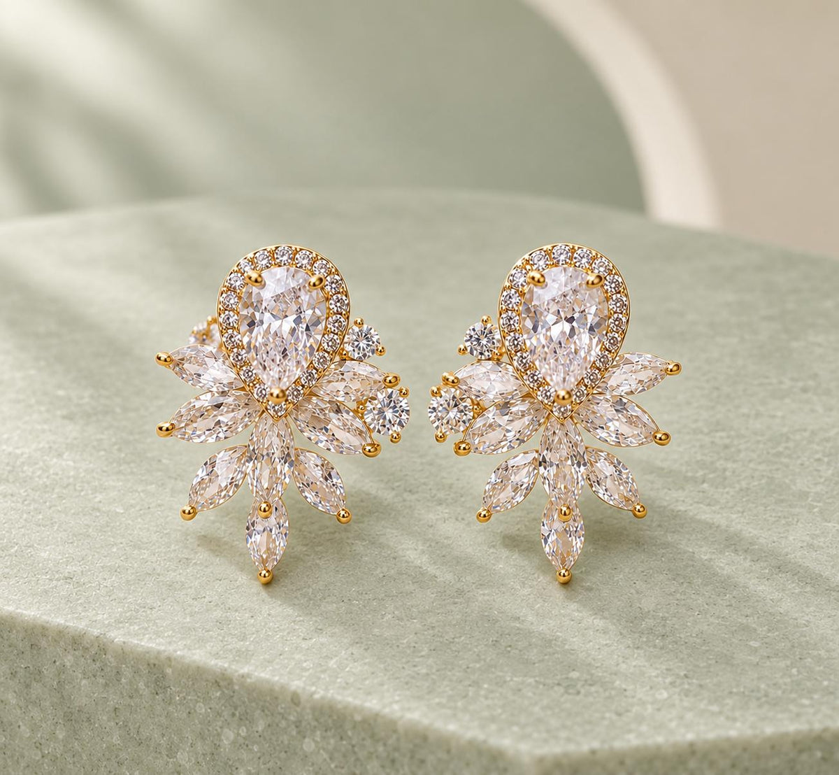 Aretes florales con circonitas brillantes, diseño vintage elegante, joyería fina SUY para mujer