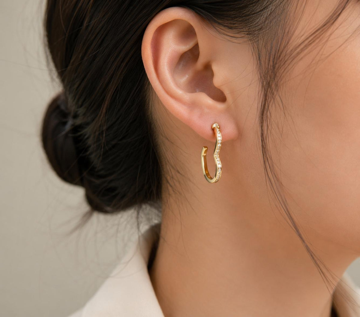 Aretes aro ondulado dorados con circonitas SUY, pendientes elegantes mujer