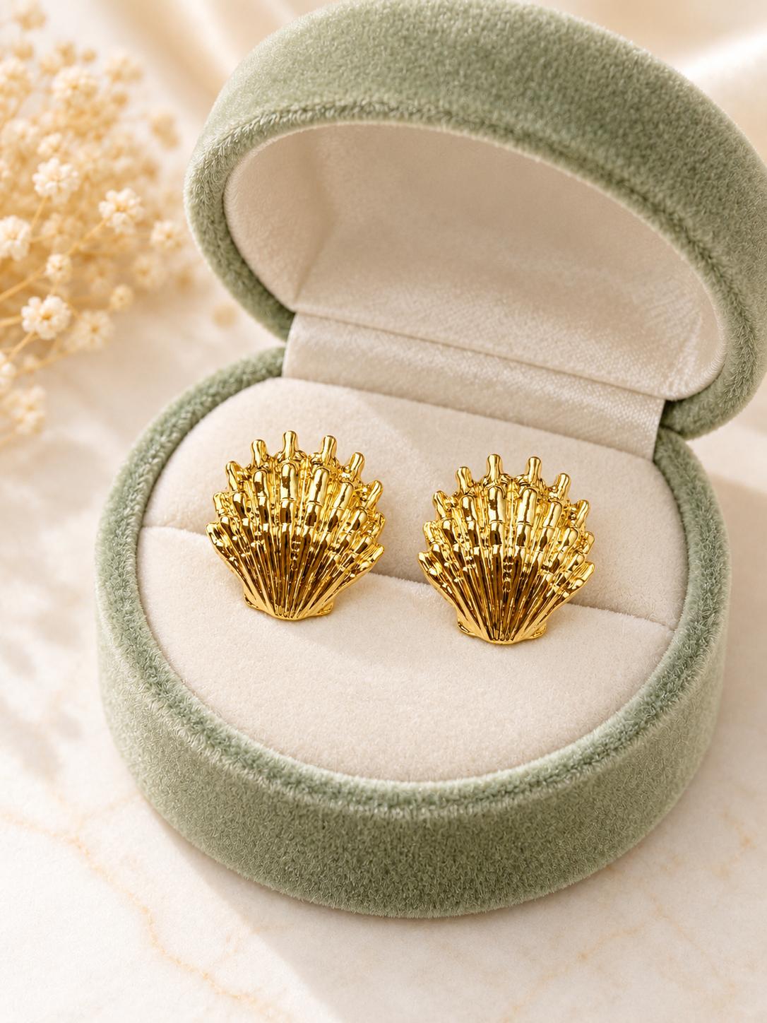 Aretes dorados en forma de concha marina con textura en relieve para mujer