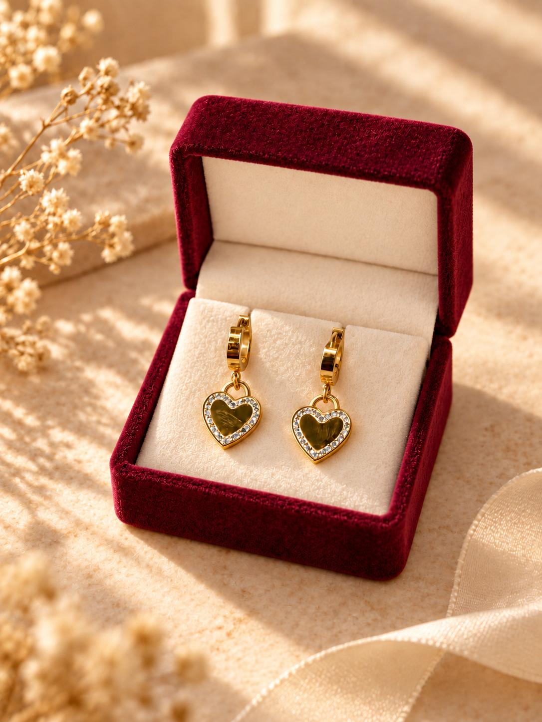Aretes de Argolla con Corazón Colgante y Cristales en Tono Dorado para Mujer