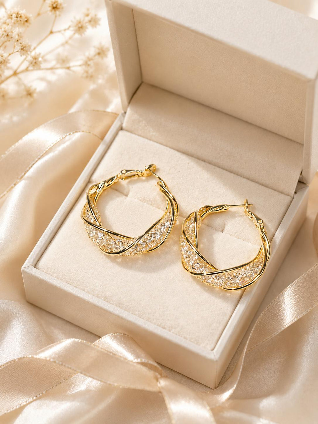 Aretes SUY Aros Dorados Medianos con Diseño Torcido Entrelazado y Malla de Piedras Brillantes, Pendientes de Aro Calados Llamativos para Mujer, Joyería Elegante para Fiestas, Citas y Ocasiones Especiales