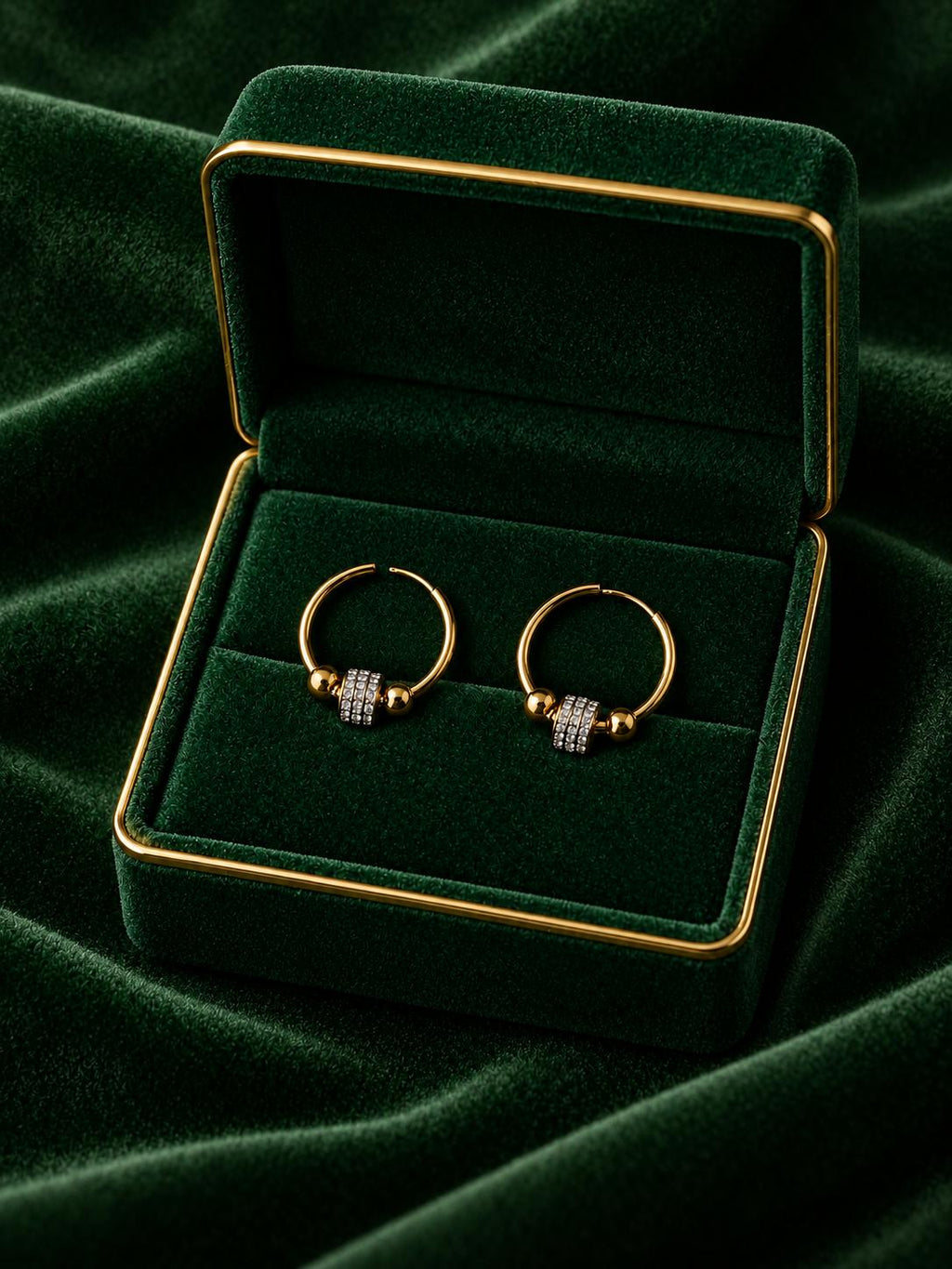 Arracadas doradas con esferas y detalle central brillante para mujer