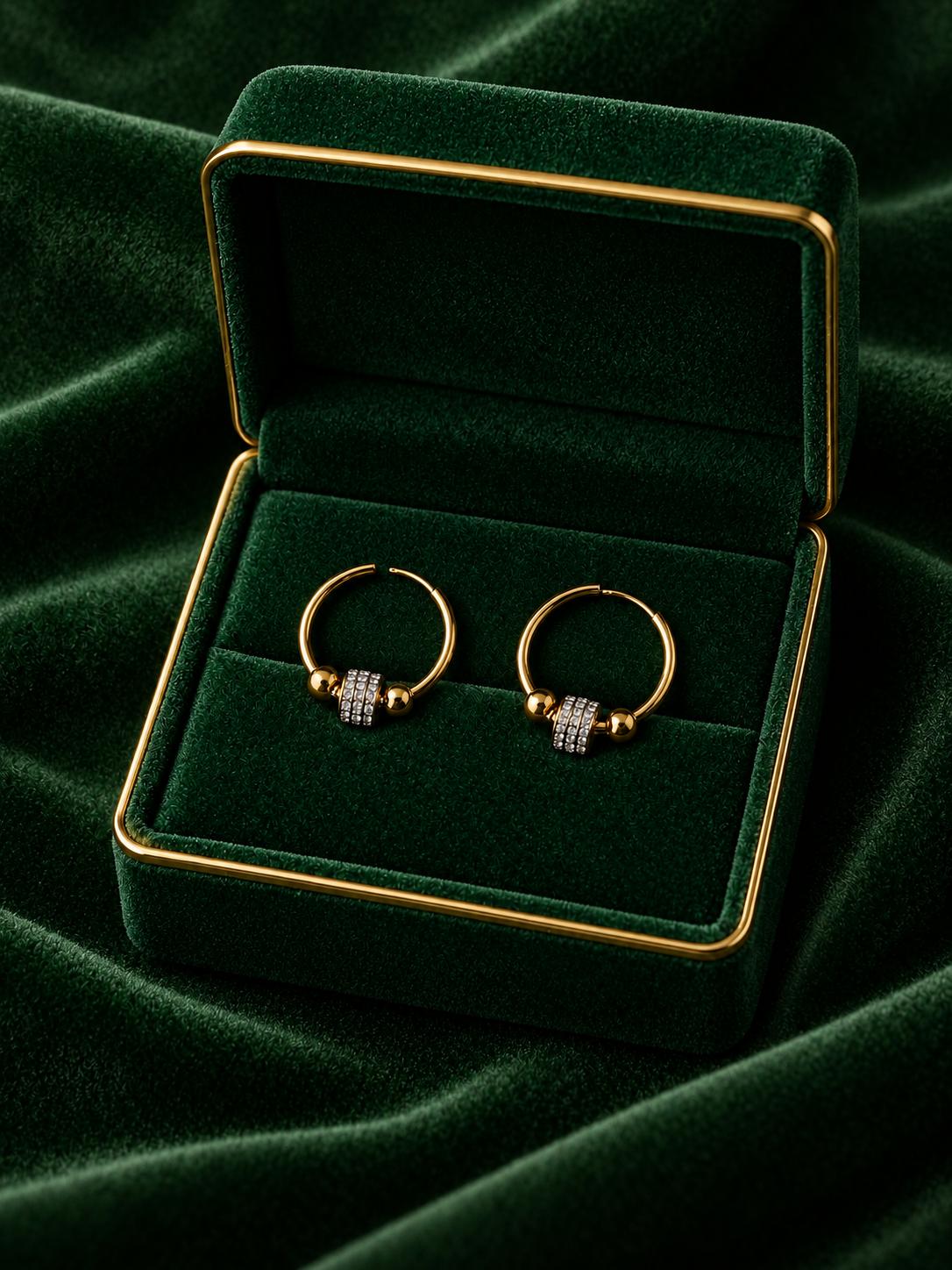 Arracadas doradas con esferas y detalle central brillante para mujer