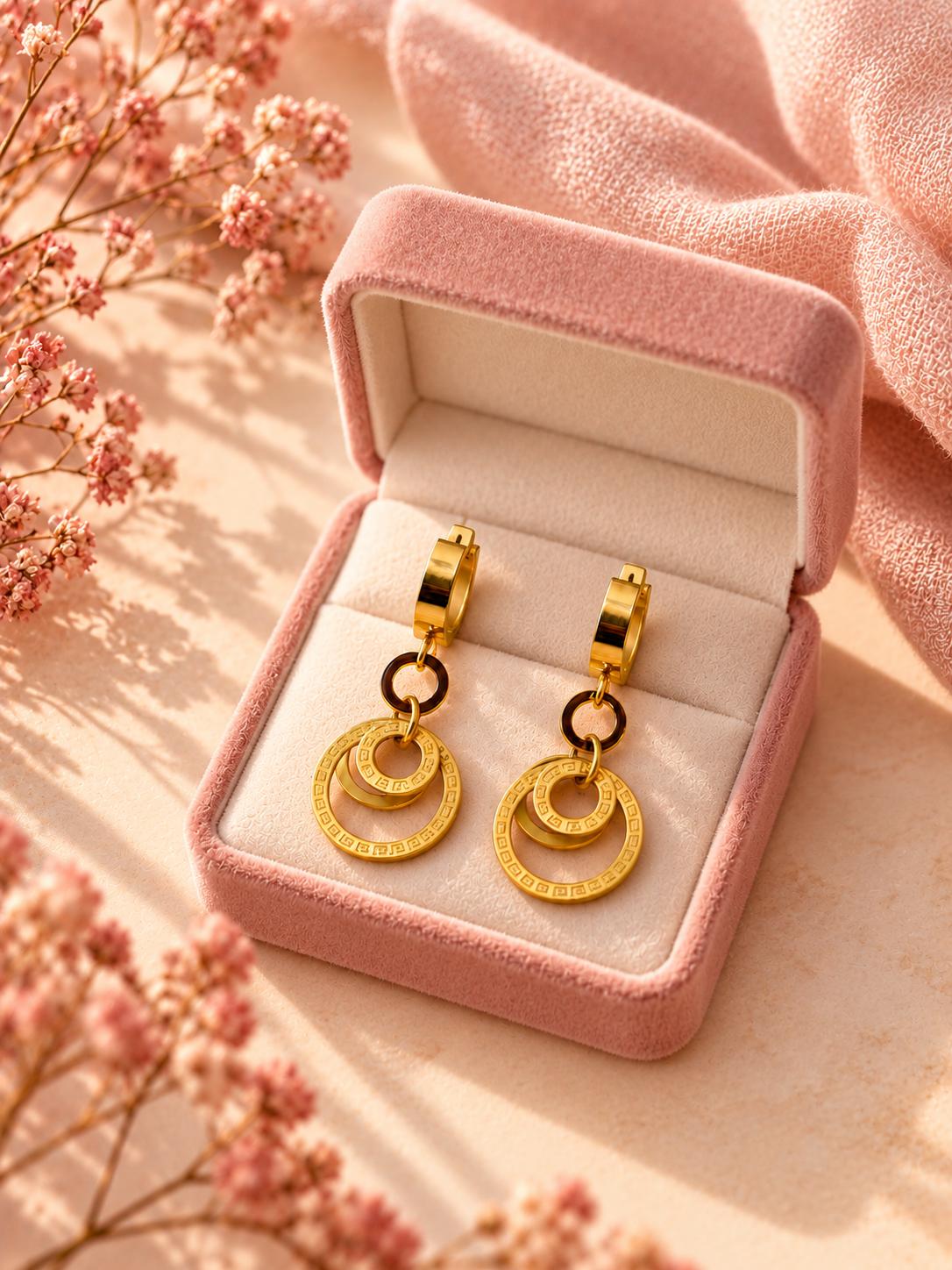 Aretes largos dorados con círculos entrelazados y detalles geométricos para mujer