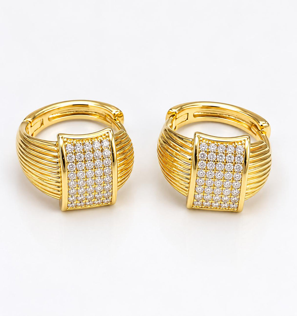 Aretes Dorados Tipo Huggie con Zirconias Brillantes, Diseño Rectangular Elegante para Mujer