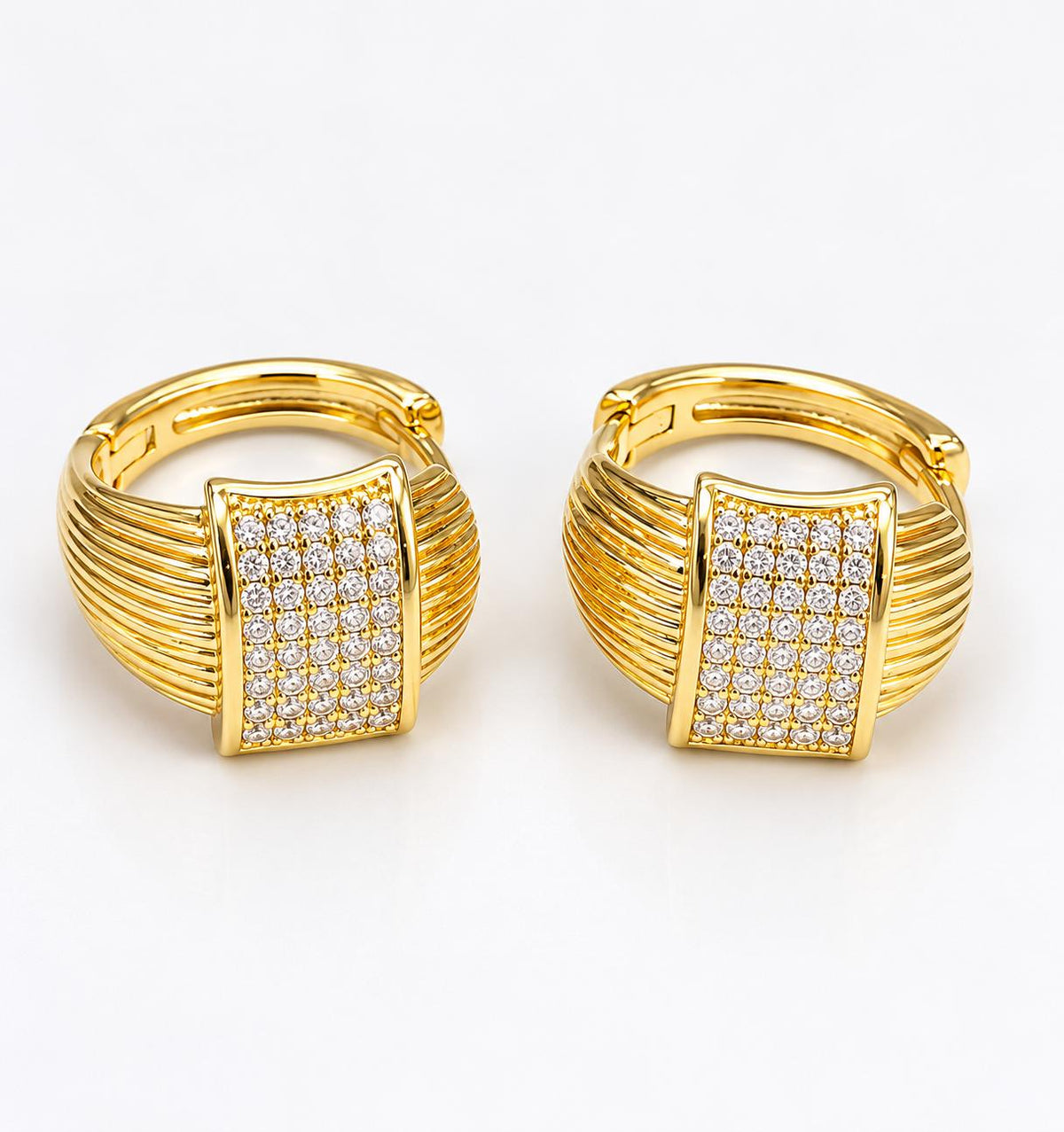 Aretes Dorados Tipo Huggie con Zirconias Brillantes, Diseño Rectangular Elegante para Mujer