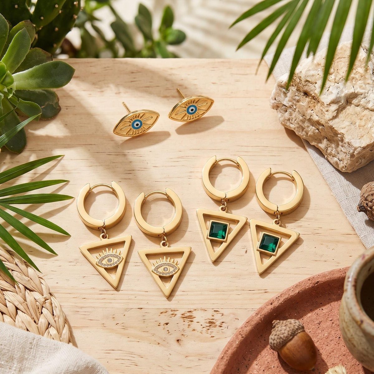 Conjunto de 3 Pares Aretes Ojo Turco Triangular Dorado — Piedra Verde Esmeralda y Circonita | Estilo Bohemio y Elegante