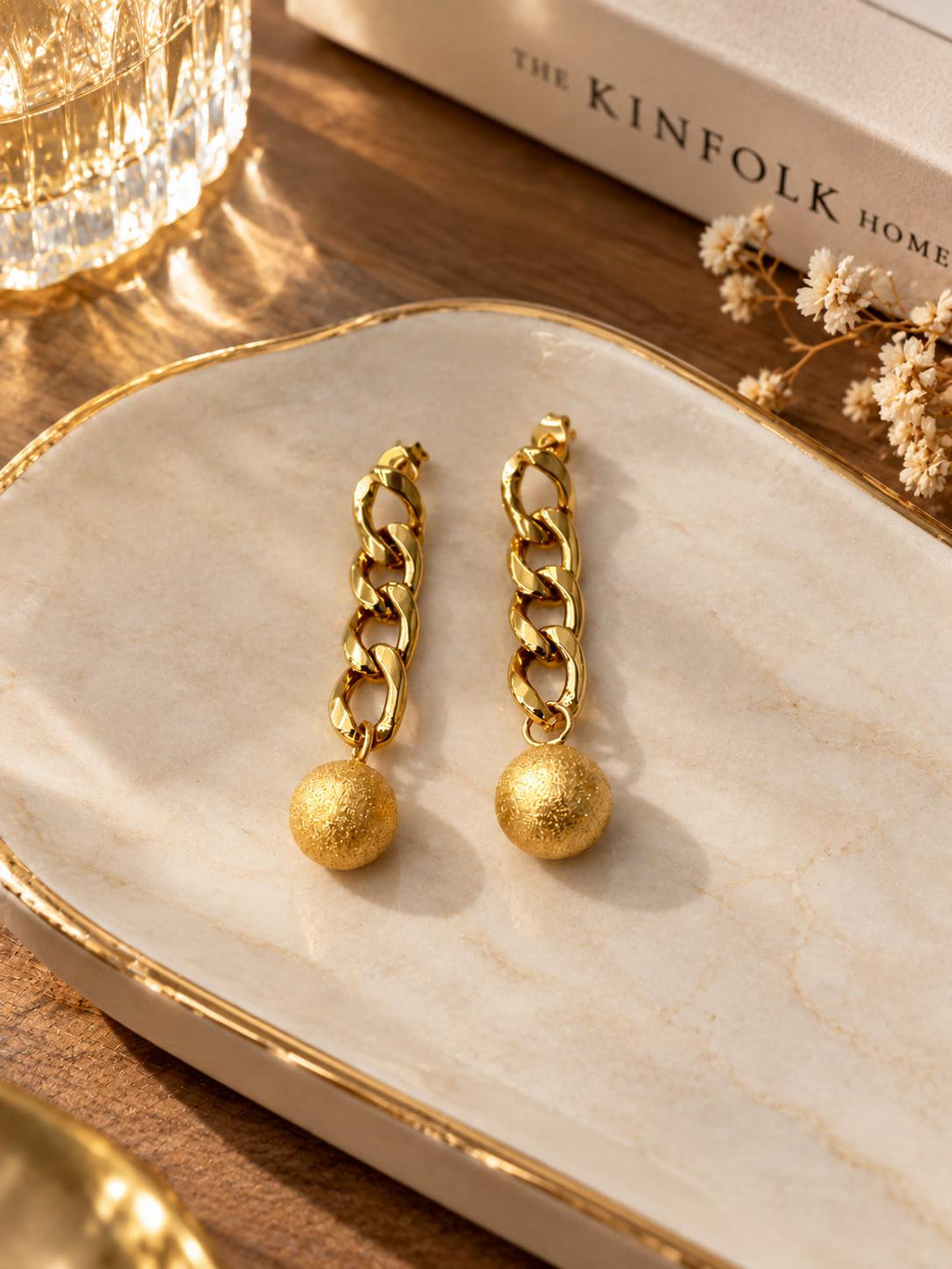 Aretes largos dorados de eslabones con esfera texturizada para mujer | SUY