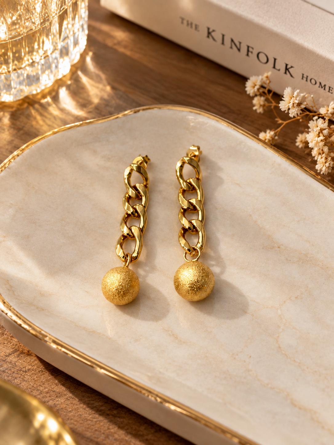 Aretes largos dorados de eslabones con esfera texturizada para mujer | SUY