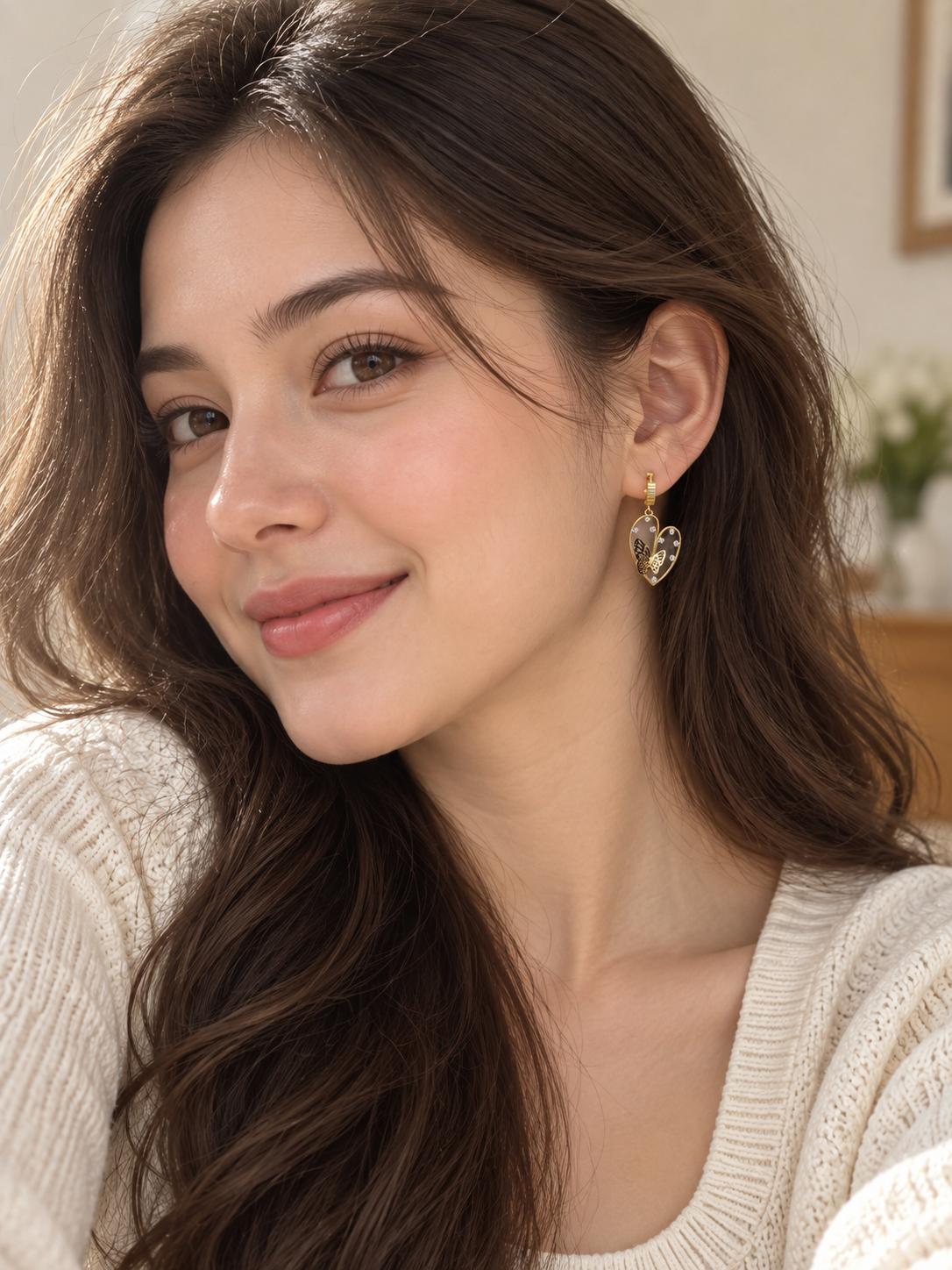 Aretes dorados colgantes de corazón con mariposa y detalles brillantes para mujer – 1 par