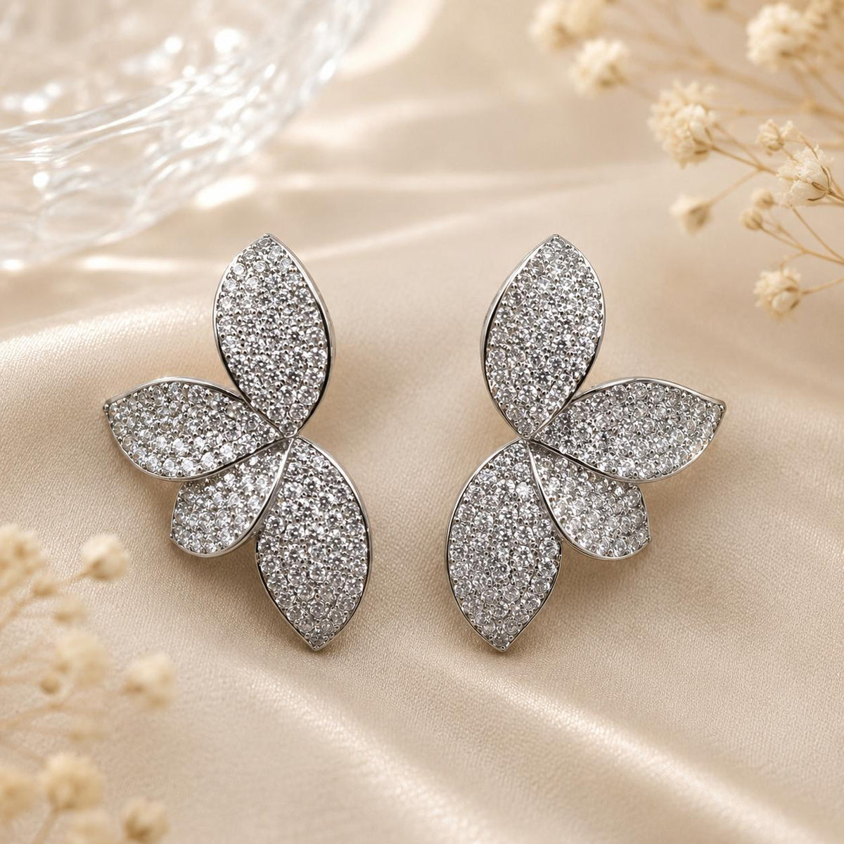 Aretes de Tuerca Mariposa Plateados con Piedras Brillantes, Diseño Elegante para Mujer SUY