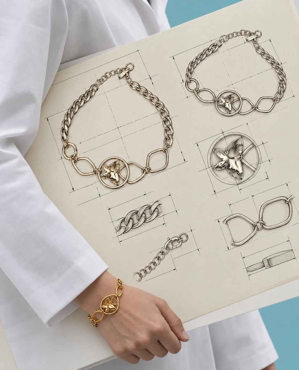 Pulsera Dorada con Dije de Mariposa y Diseño Geométrico — Elegante y Moderna para Mujer