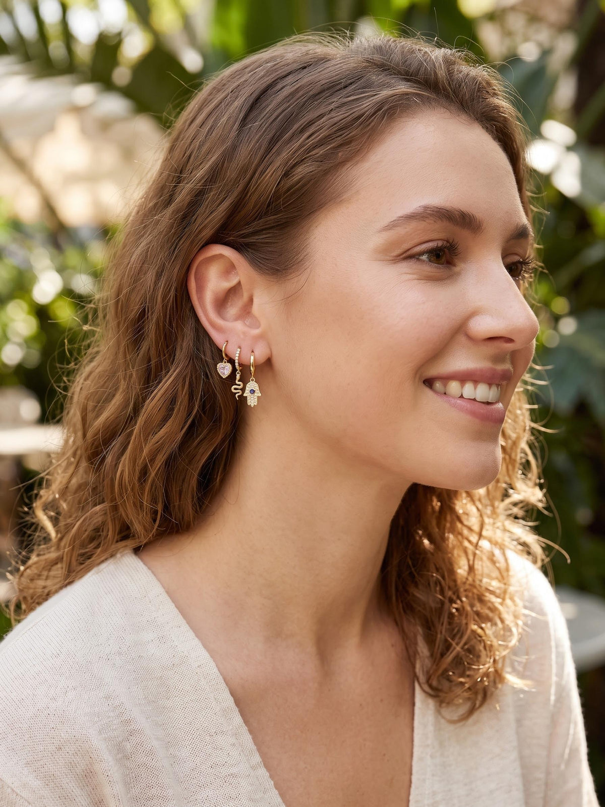 Set 6 Aretes Dorados — Mano de Fátima, Serpiente, Corazón, Espada y Perla | Joyería Boho Mujer