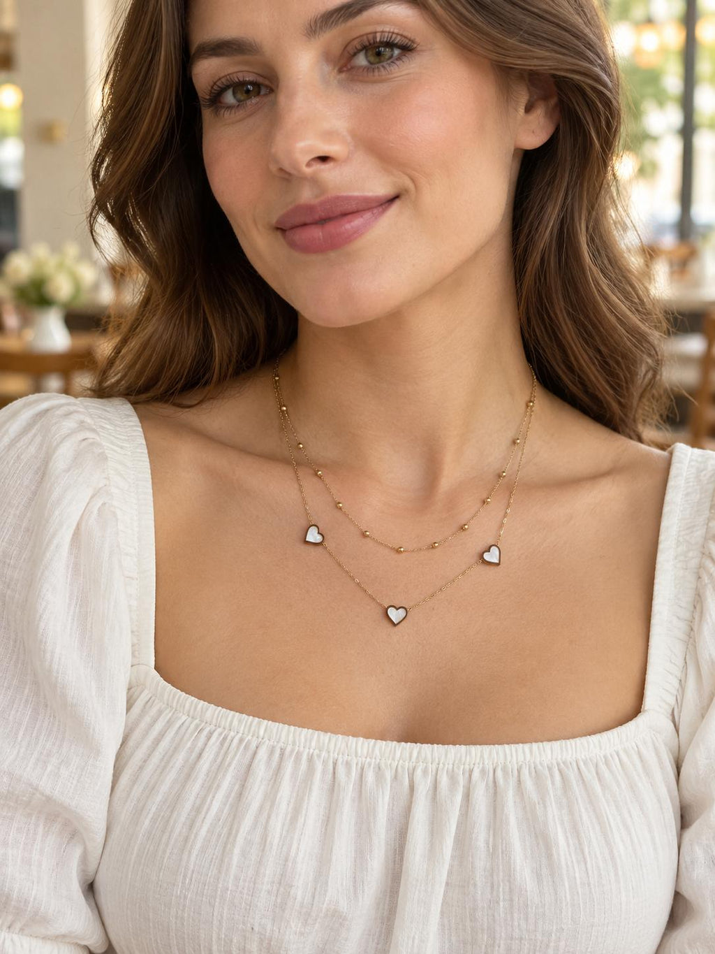 Collar Doble Dorado con Corazones de Nácar y Esferas Minimalistas para Mujer